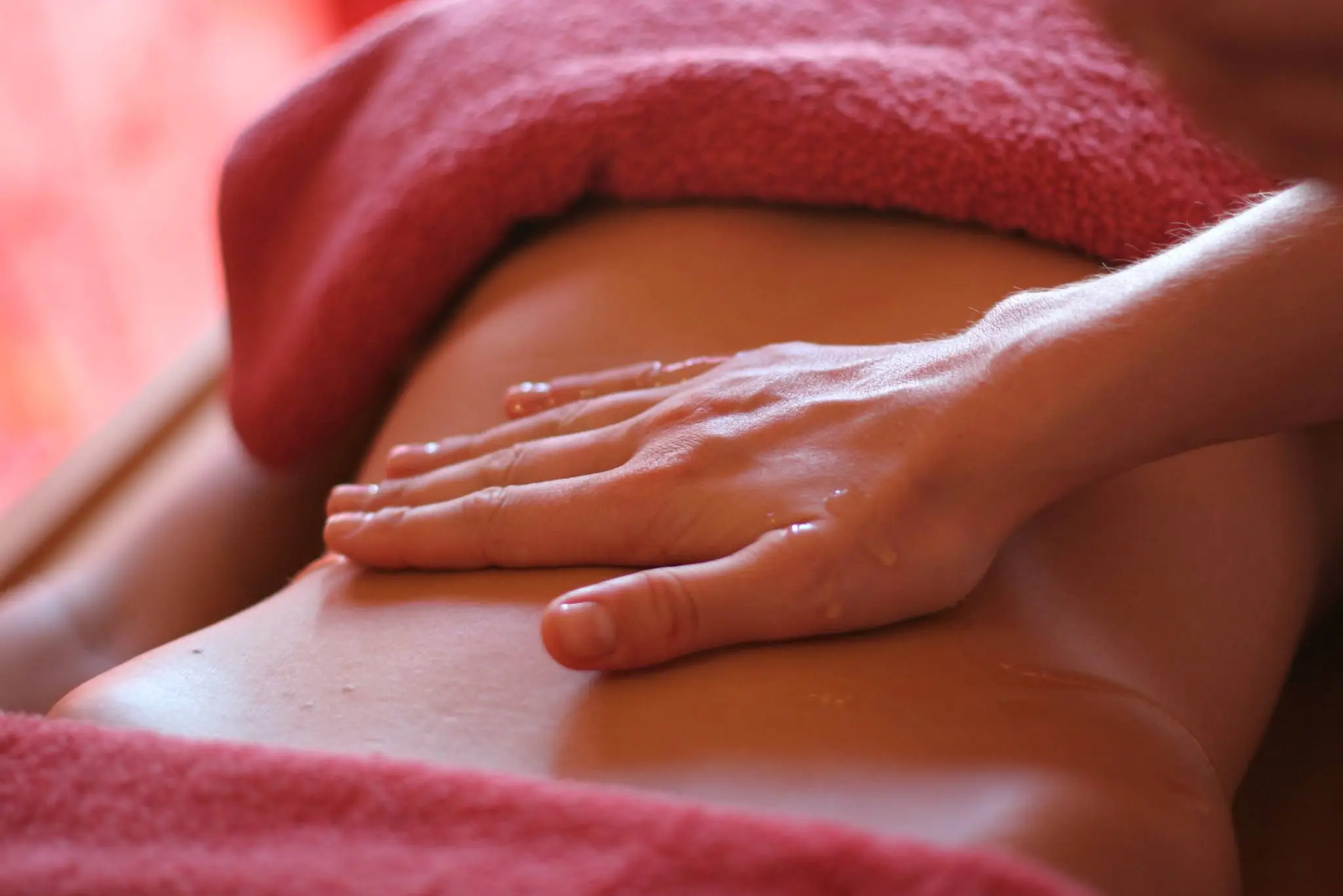 Ambiance apaisante et huiles infusées pour un massage ayurvédique la chaud de fonds.